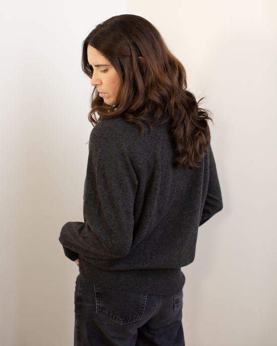 A woman in the Autumn Cashmere Relaxed Fit Raglan Crew with rib detail in Pepper.
