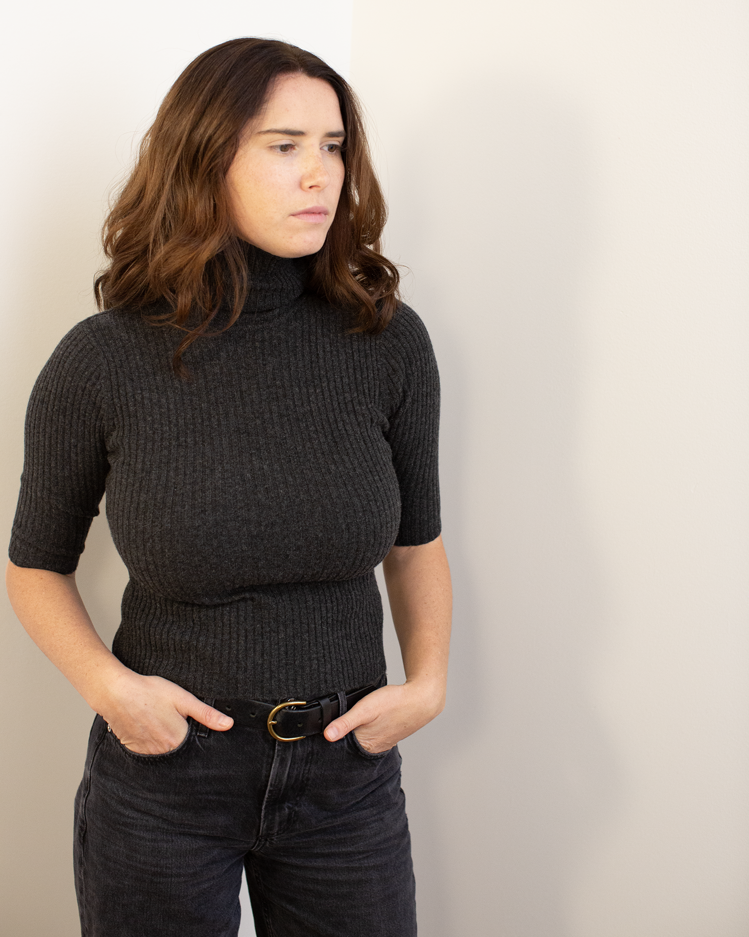 Cropped Elbow Sleeve Rib Turtleneck in Pepper