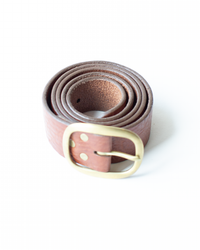 Depalma Handsewn Clasico Belt 1.5" w/o Rivets in Bark with Brass buckle on a white background.