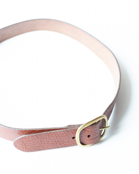 Depalma Handsewn Clasico Belt 1.5" w/o Rivets in Bark w/ Brass with a gold-colored buckle on a white background.