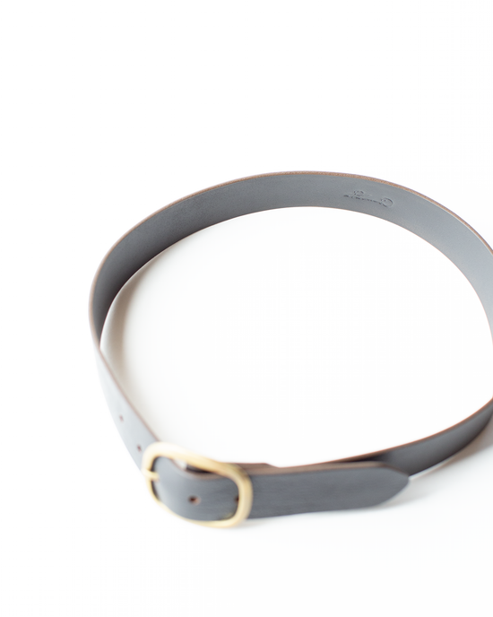 A Depalma Handsewn Clasico Belt 1.5" w/o Rivets in Black w/ Brass with a gold-colored buckle on a white background.