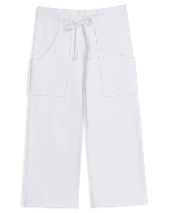 Frank & Eileen’s Penny Patch Pocket Sweatpant in White features a cropped wide-leg fit, large front patch pockets, an elastic waistband, and a drawstring tie for comfort and style.
