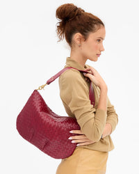 Moyen Messenger - Medium Woven Diagonal in Garnet