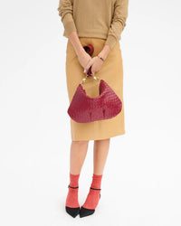 Moyen Messenger - Medium Woven Diagonal in Garnet