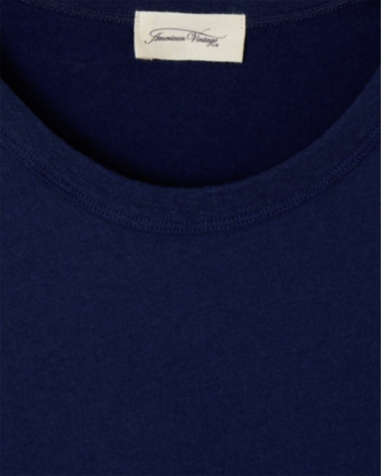 Gamipy Crop Tee in Navy made of organic cotton with a white American Vintage label at the neckline.