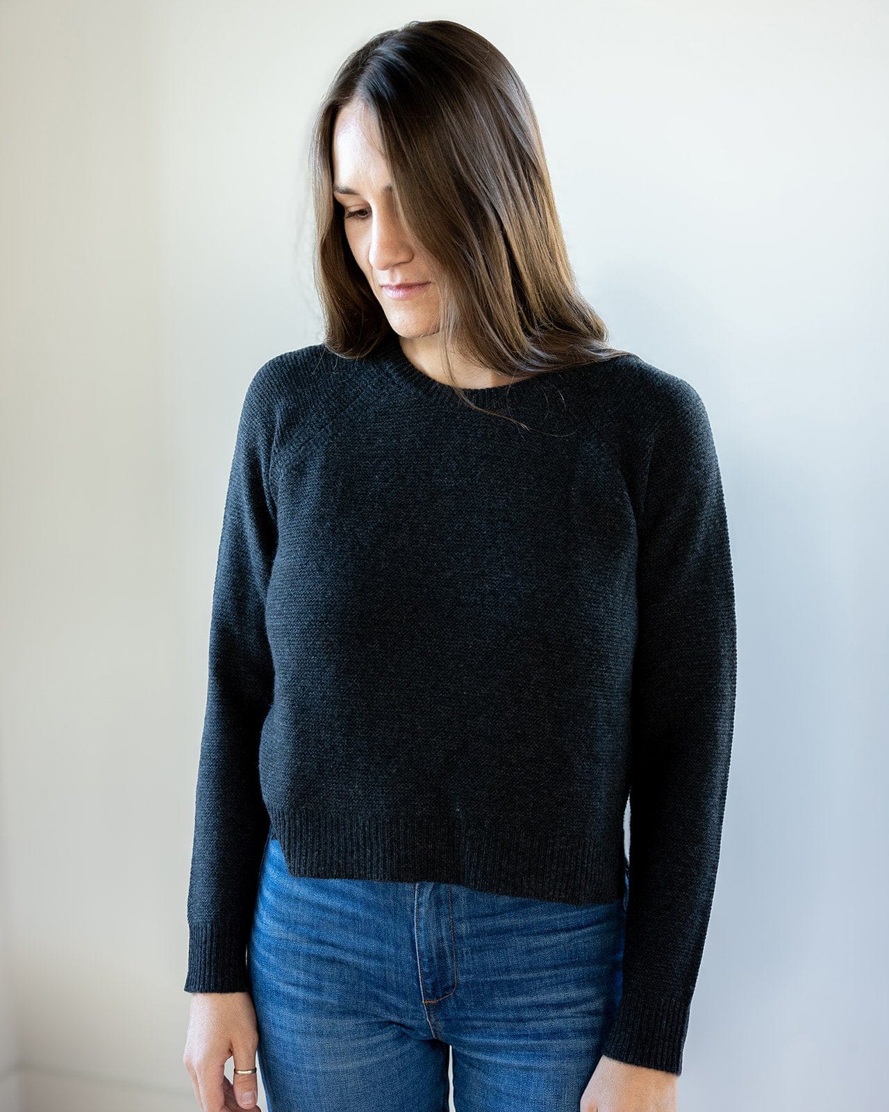 Links Stitch Raglan Shirttail Crew in Pepper