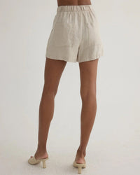 Bella Dahl Double Pleat Short in Linen Sand 