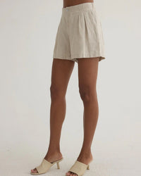 Bella Dahl Double Pleat Short in Linen Sand 