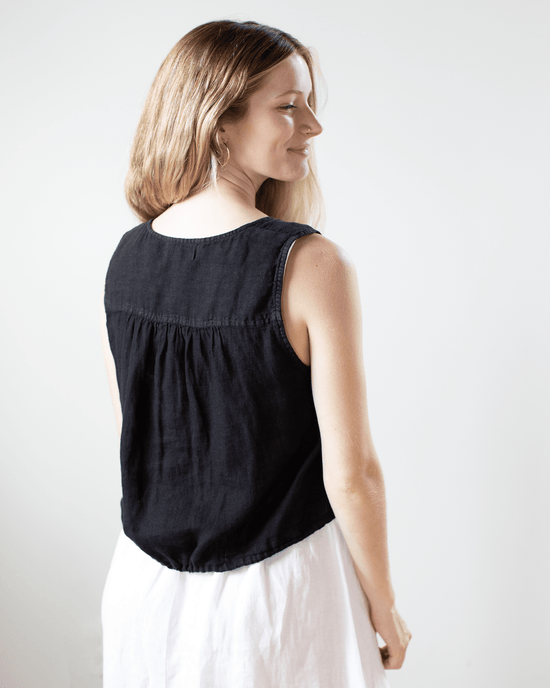 Bella Dahl Sleeveless Tie Waist Button Front Top in Black 