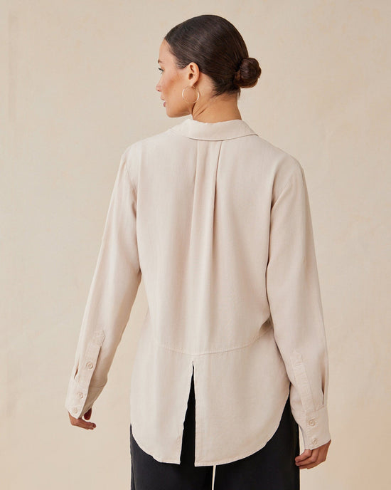 Bella Dahl Split Back Button Down in Moon Stone 