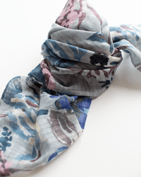 Épice Cttn/Silk Flowers Bandana in Silver 