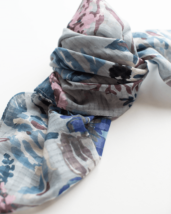 Épice Cttn/Silk Flowers Bandana in Silver 