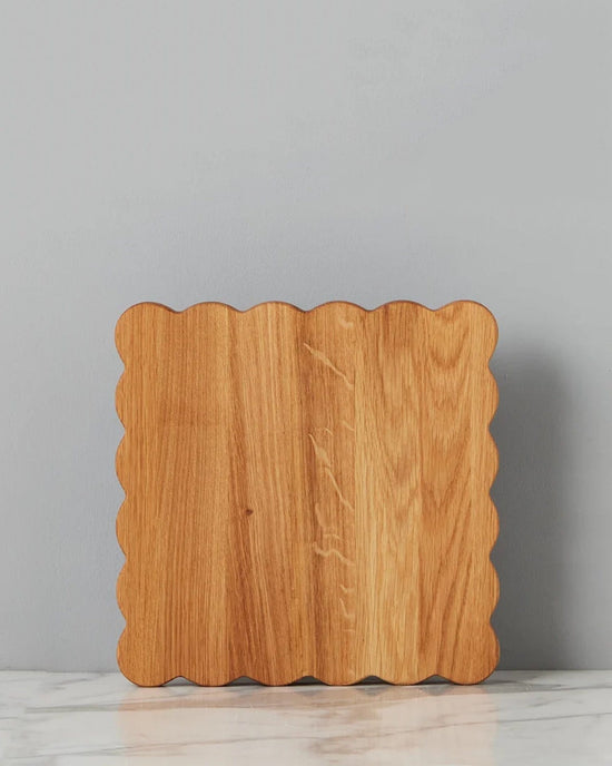 etúHOME Square Scalloped Cutting Board, Medium 