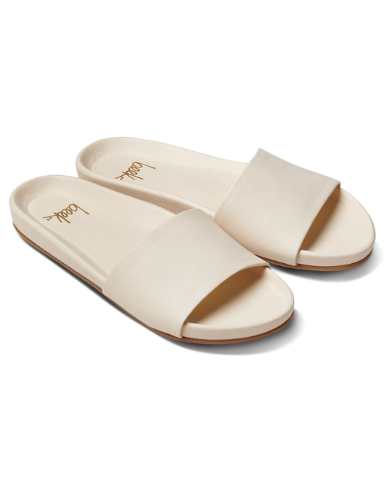 A pair of beige leather wrapped memory foam beek. Gallito slides in Eggshell on a white background.