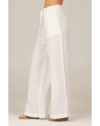 Woman wearing Bella Dahl Drawcord Wide Leg Pant in White, viewed from the side.