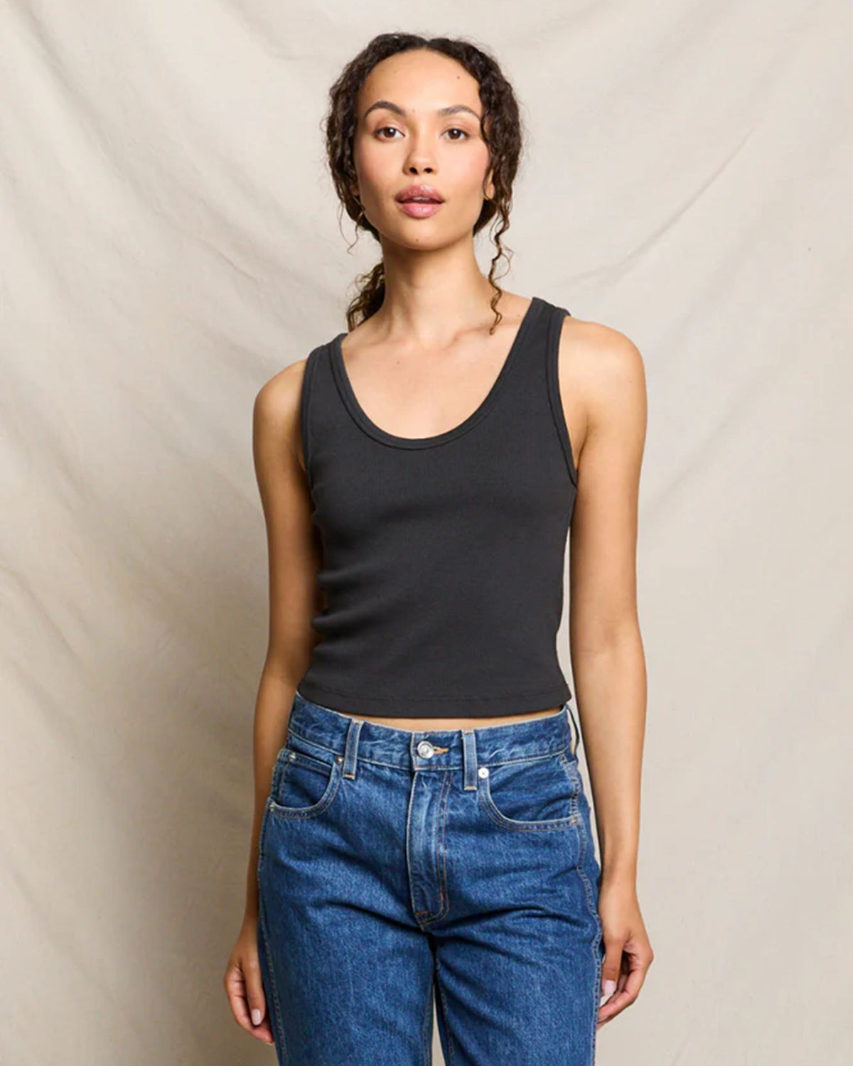 Blondie - Structured Rib Bra Friendly Tank in Vintage Black