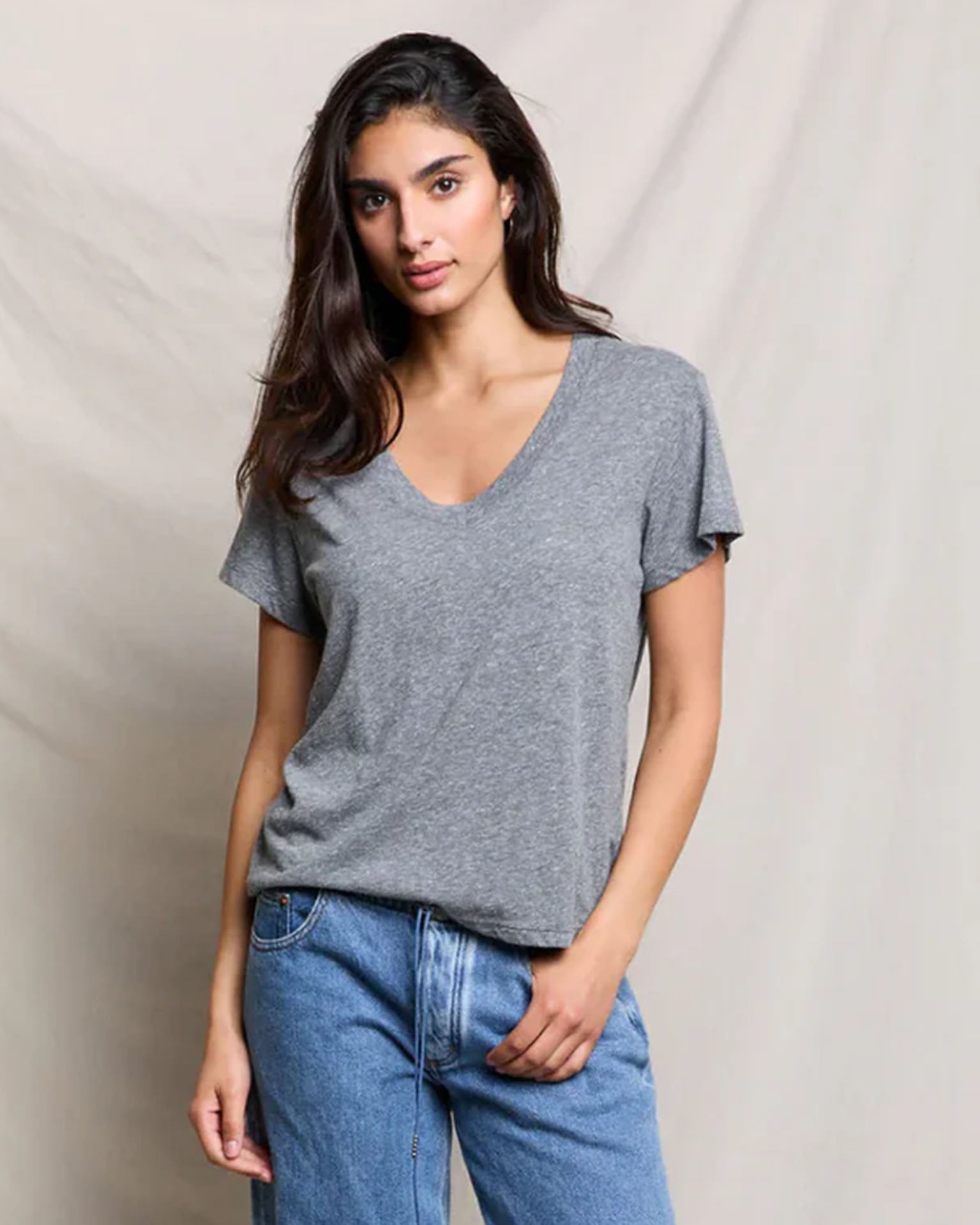 Hendrix - Cotton Short Sleeve Boxy V Neck Tee in Heather Grey