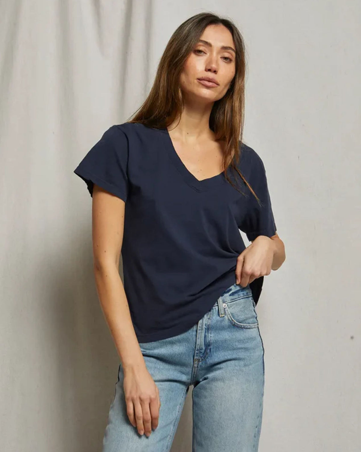 Hendrix - Cotton Short Sleeve Boxy V Neck Tee in Navy