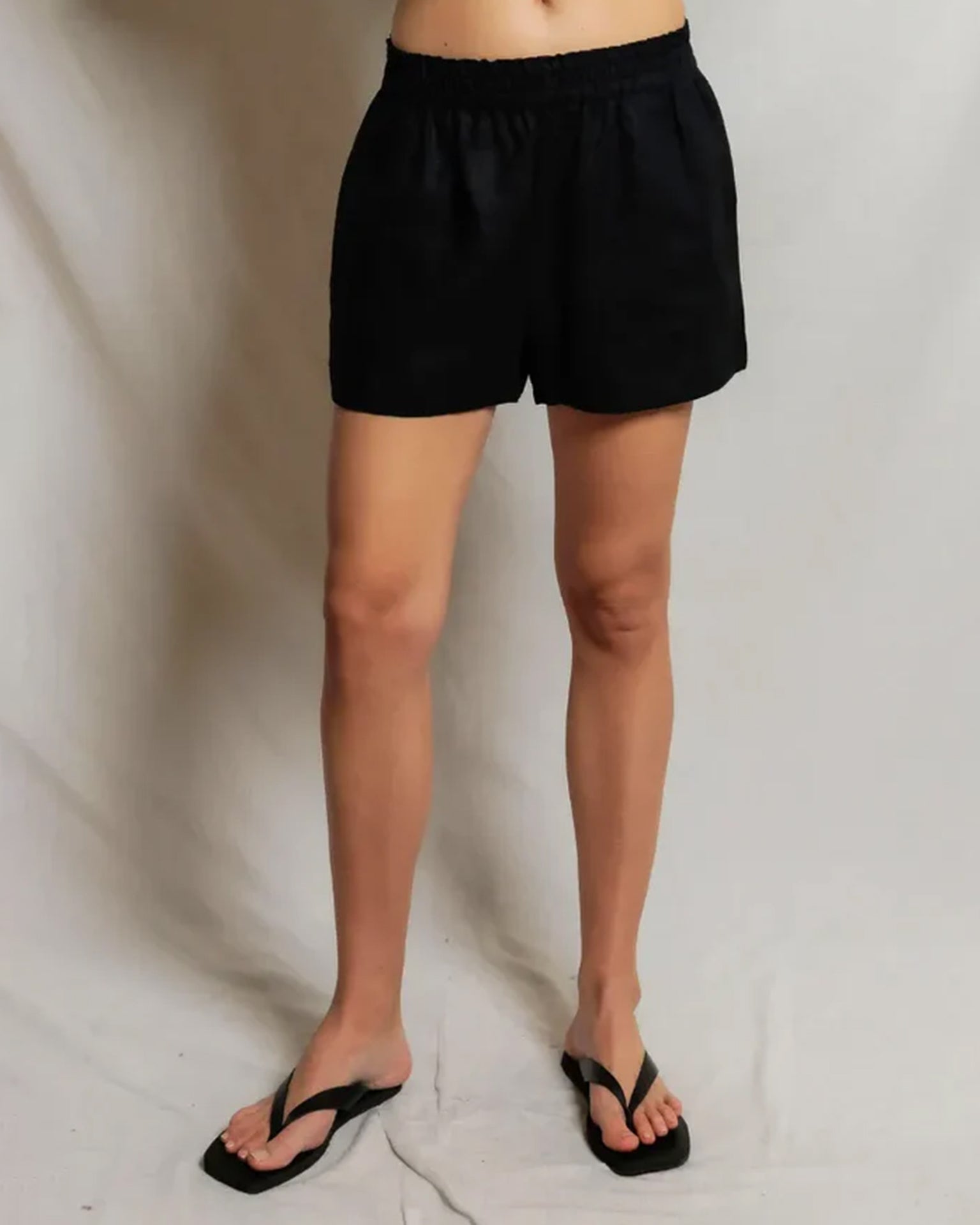 Malin - Linen Shorts in True Black