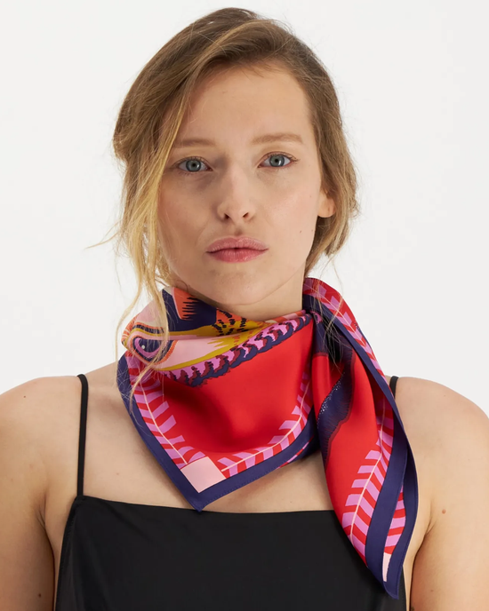 Woman wearing a black top and an oversized Inoui Editions Square 65 Toucan in Red scarf.