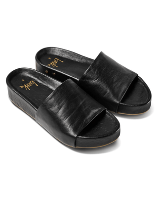 beek.. Shoes Pelican in Black