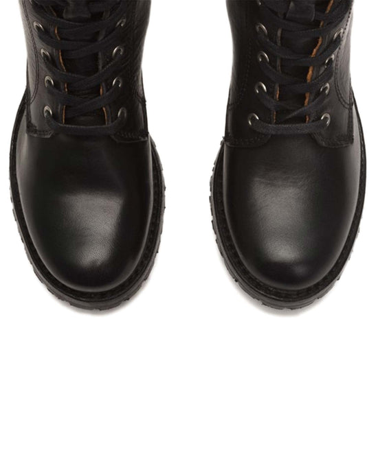 FRYE Sabrina 6G Lace Up in Black 