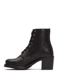 FRYE Sabrina 6G Lace Up in Black 